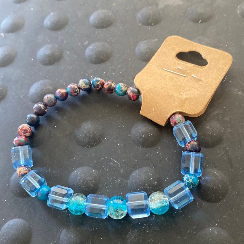 Single glass beaded bracelet, 6 1/2 inches with stretchiness